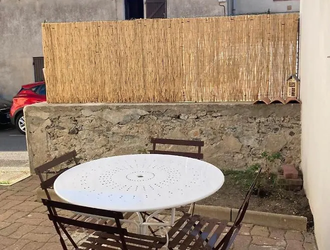 Holiday home La Petite Maison Tahet, 2 Pers Avec Terrasse Basse-Indre